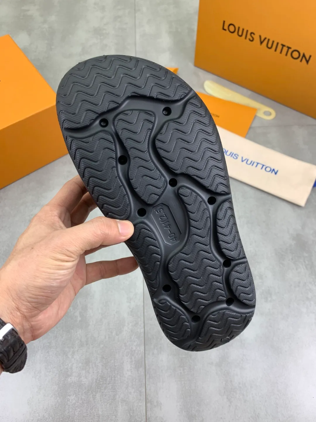 Men's shoes 💰P320💰【New style】🆘 Original quality 【LOUIS VUITTON】The popular Louis Vuitton LV men's slippers on the official website are on sale simultaneously! Original fabric imported from Italy. Original bottom provided by the original factory. Number of yards: 38-44 (customized to 45). Multiple colors to choose from. Fully packaged drawer box.